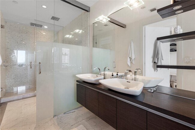 Building Photo - 200 Biscayne Blvd Way