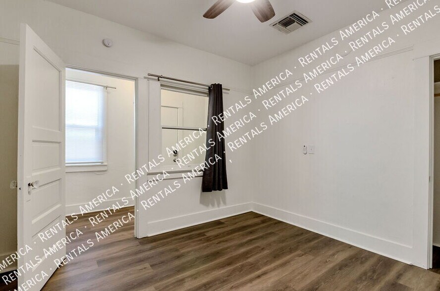 Building Photo - 826 E 6th St