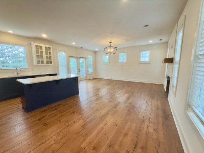 Building Photo - Beautiful 3 bed 3 bath WALKABLE to restaur...