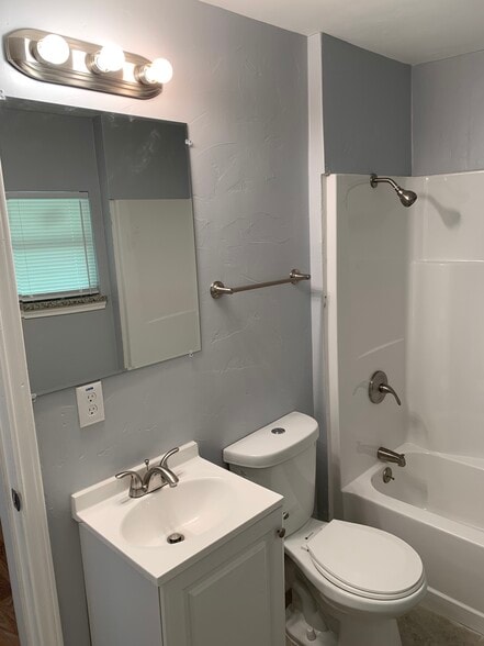 Building Photo - 519 E Evergreen St