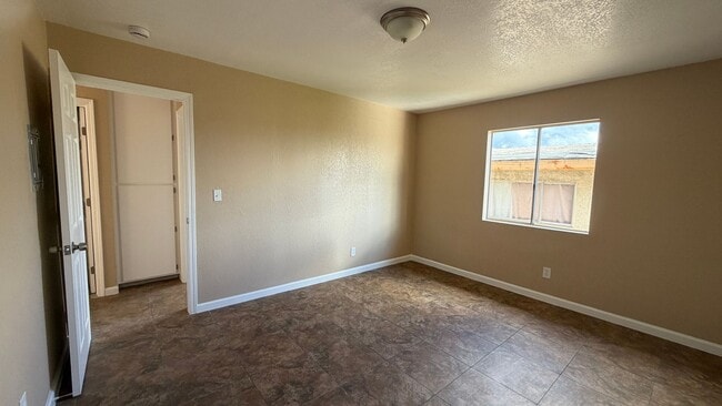 Building Photo - Three Bedroom Two Bathroom Apartment in San Bernardino!