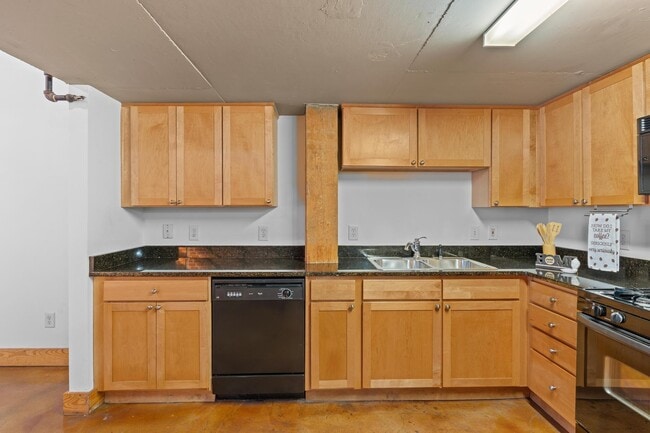 Building Photo - 644 Wells St SW