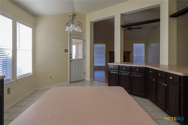 Building Photo - 608 Totem Trail