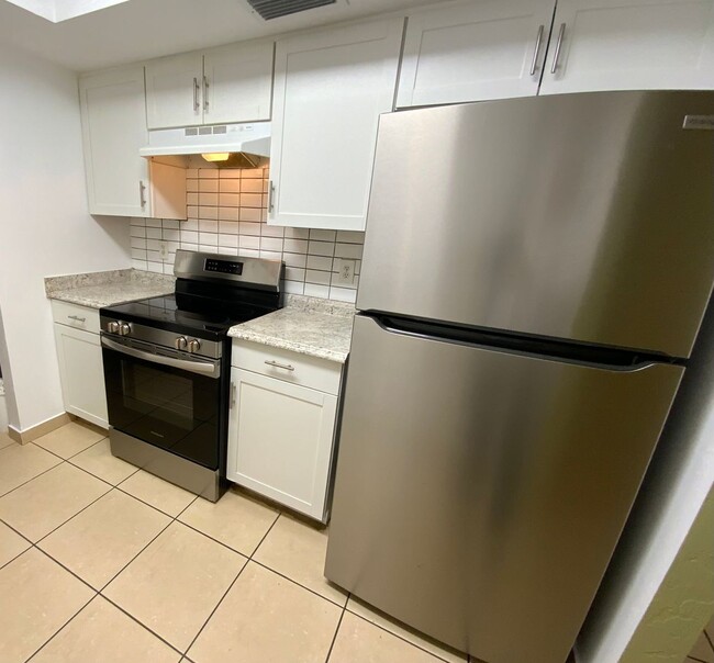 Building Photo - Beautiful, 1/2 of duplex close to I-4