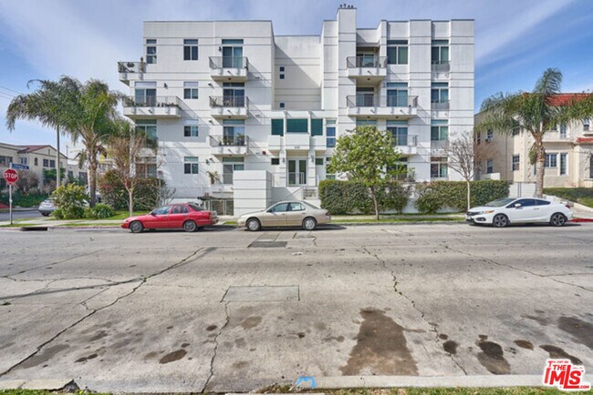 Building Photo - 401 N Serrano Ave