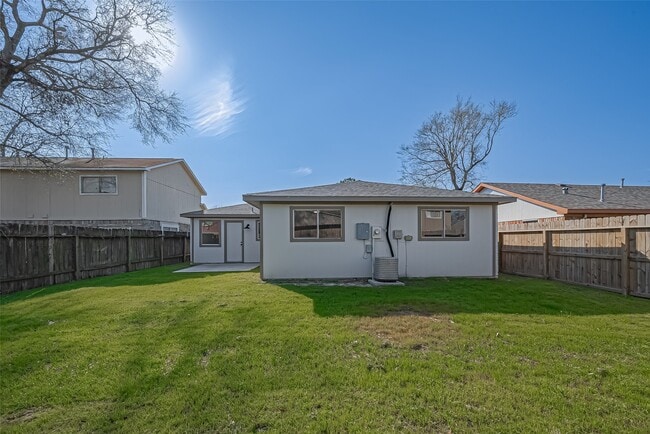 Building Photo - 8630 Valley Meadow Dr