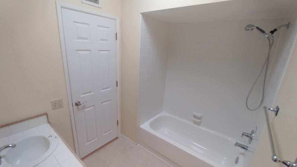 Hall bathroom with standard shower/tub. - 539 Mallard Cir W
