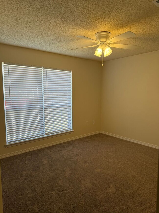 Building Photo - Beautiful 4 Bedroom In Niceville!