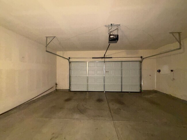 Building Photo - Upgraded West Lancaster Home