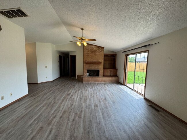 Building Photo - 8401 Woodhue Dr
