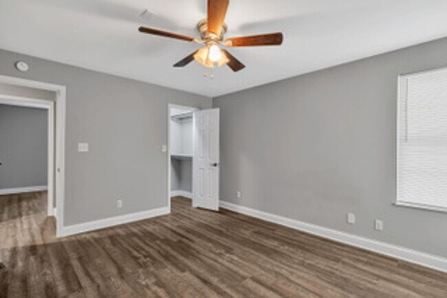 Building Photo - Knoxville 37912 - 3 bedroom 2 bath - call Kathy Leveille 865-556-0370