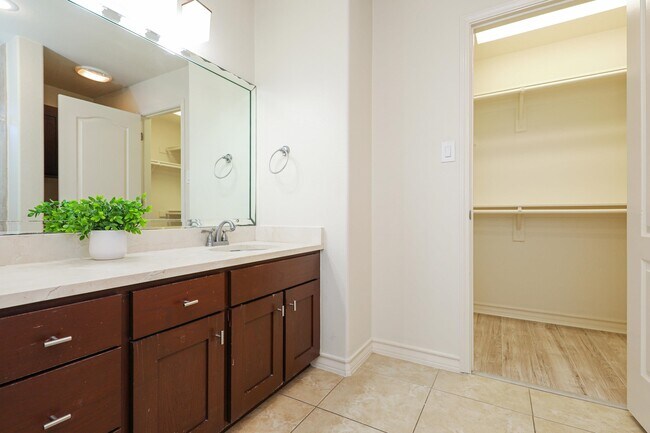 Building Photo - 9813 Sandhill Dr