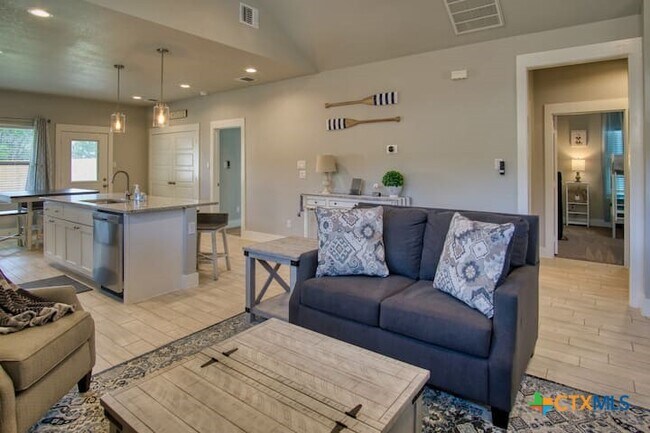 Building Photo - 1247 Green Hill Dr