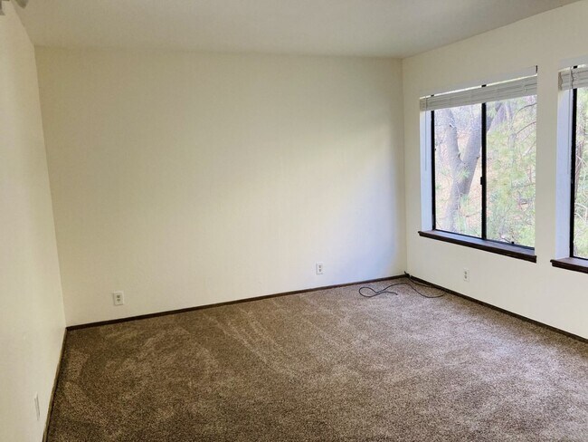 Building Photo - Enchanting Four Bedroom Two and Half Bath Condo in North Meadow Bay.