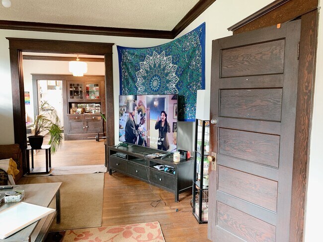 Building Photo - PRELEASE: 7 bdrm/2 bath in the York Neighborhood!