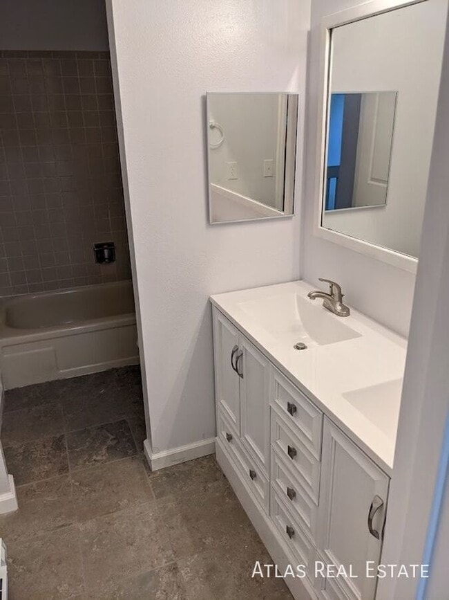 Building Photo - 13917 E Oxford Pl