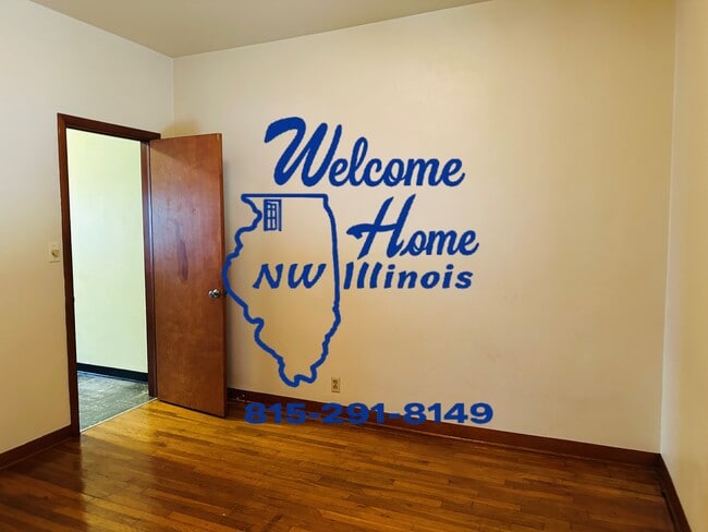 Building Photo - 321 N Van Buren Ave