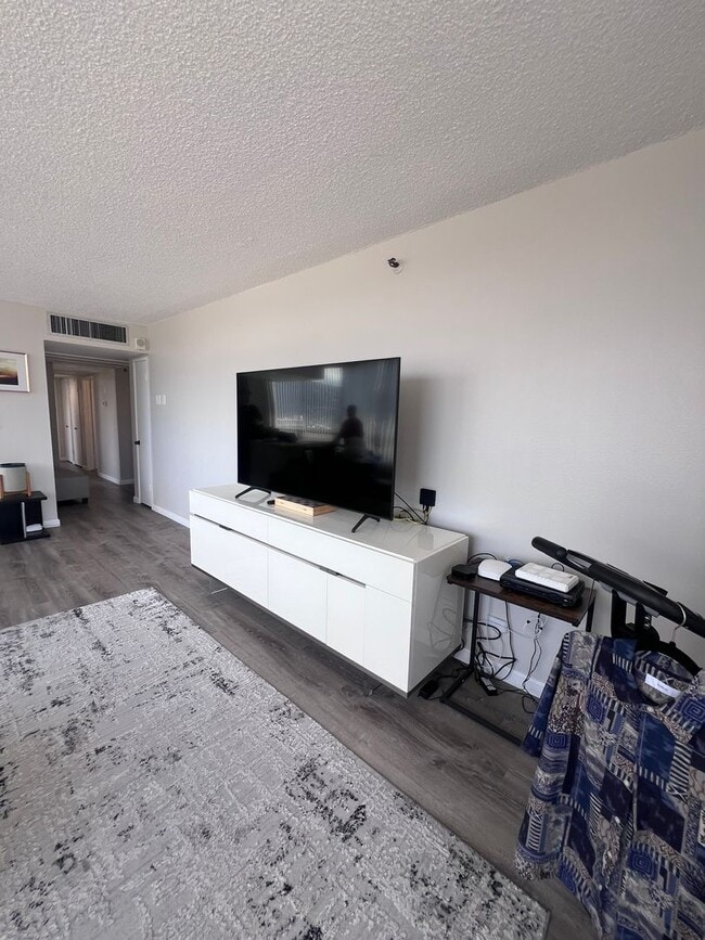 Building Photo - 2 Bedroom, 2 Bath, 2 Parking, AC at Iolani Court Plaza