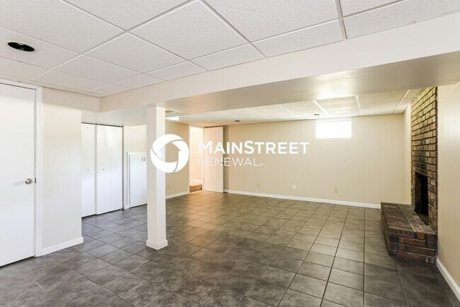 Building Photo - 3 Bedroom Pet-Friendly Home in Independence, MO with Main Street Renewal
