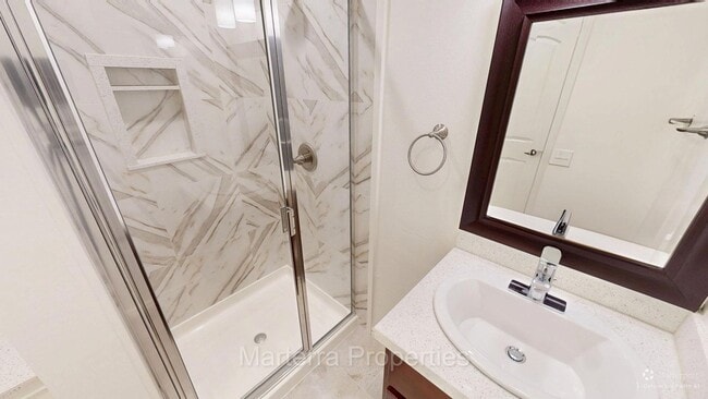 Building Photo - Beautiful 4 bedroom Home!