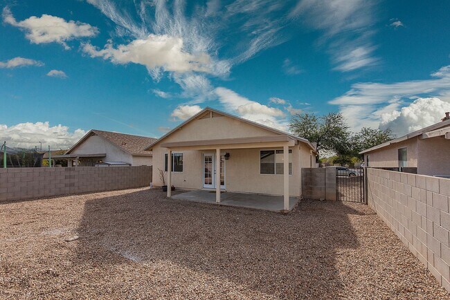 Building Photo - Well Located 3 Bedroom!