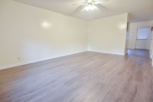 Building Photo - Pet Friendly Two Bedroom!