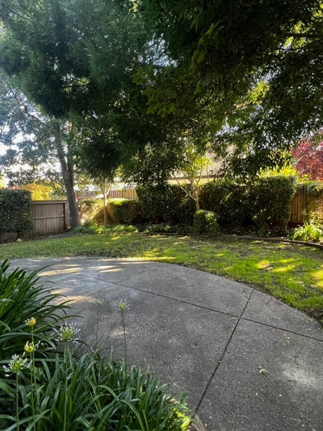 Building Photo - Desired Two Story 3 Bedroom 2.5 Bath Petal...