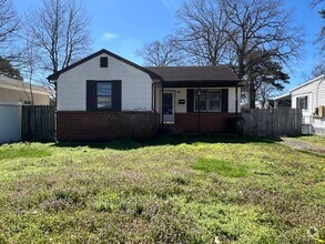 Building Photo - Adorable Three Bedroom One Bath House In T...