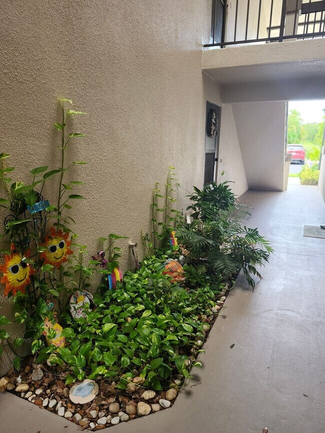 Building Photo - Oak Forrest 55 and older Condominium FOR R...