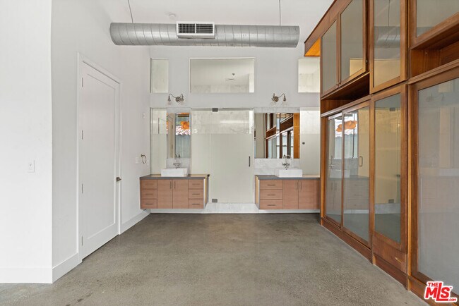 Building Photo - 1152 N La Cienega Blvd