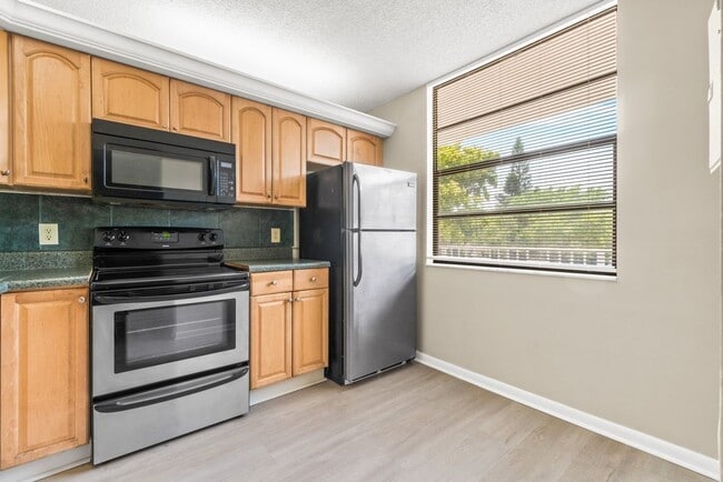 Building Photo - Spacious 2BR/2BA Condo at Whitehall - West Palm Beach