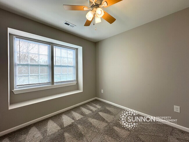 Building Photo - Beautifully Remodeled 3BR/2.5BA Townhome
