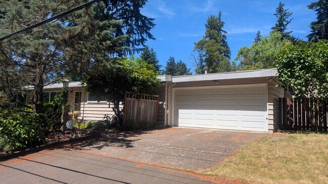 Building Photo - 704 N 163rd St