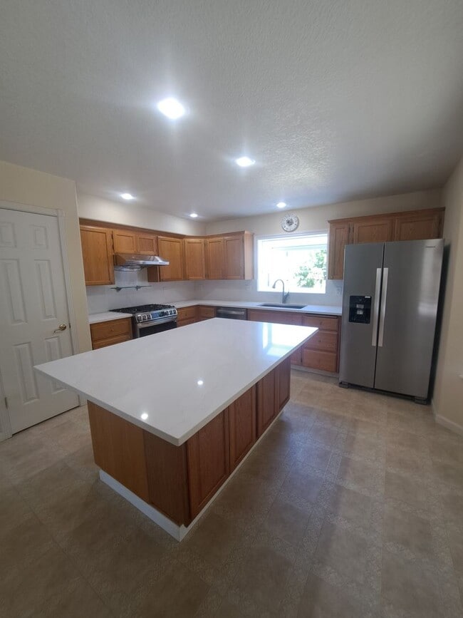 Building Photo - Beautiful setting 4 bedroom A/C Available Now