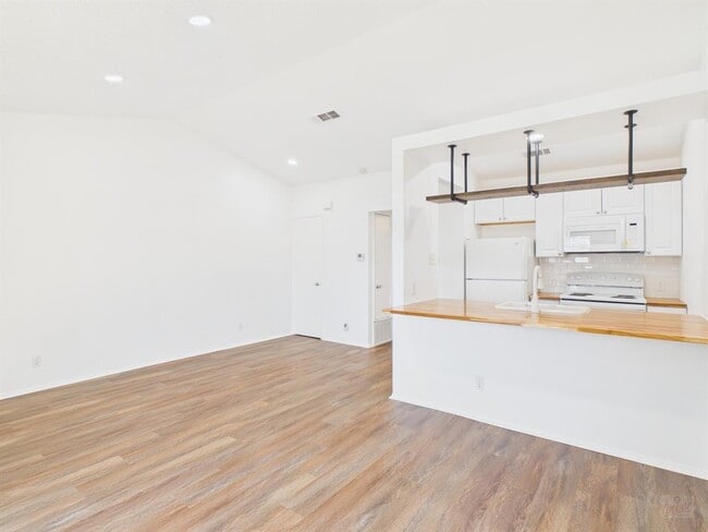 Building Photo - 1303 Hollow Creek Dr