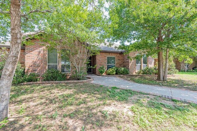 Building Photo - 3 bed 2 bath home with 2 car garage!