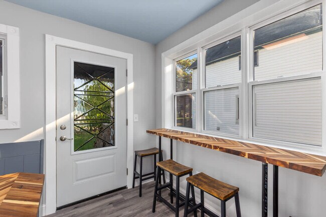 Building Photo - 21 Coldbrook St NE