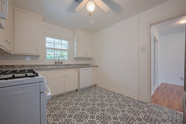Building Photo - 5513 Fairdale Ln