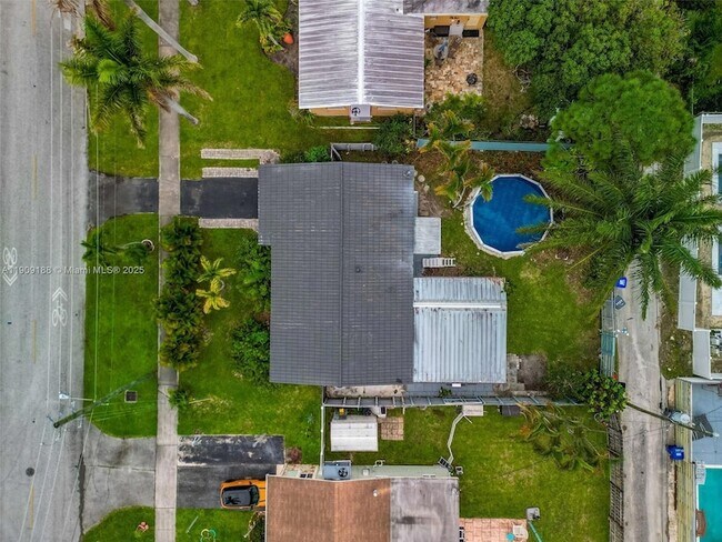 Building Photo - 1101 N 14th Ave