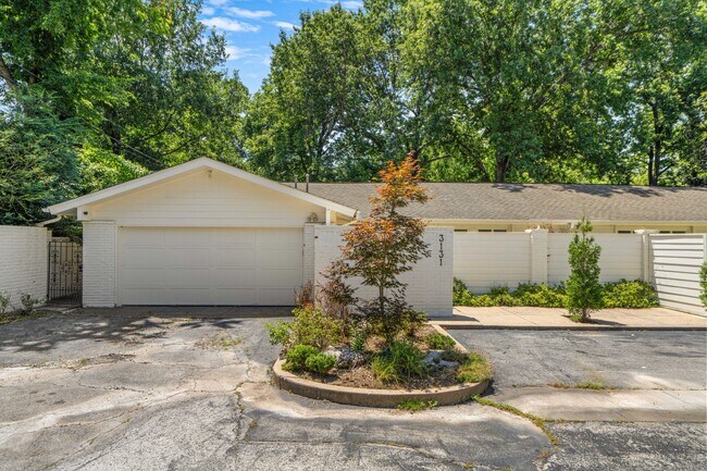 Building Photo - Totally renovated open concept with vaulted ceilings