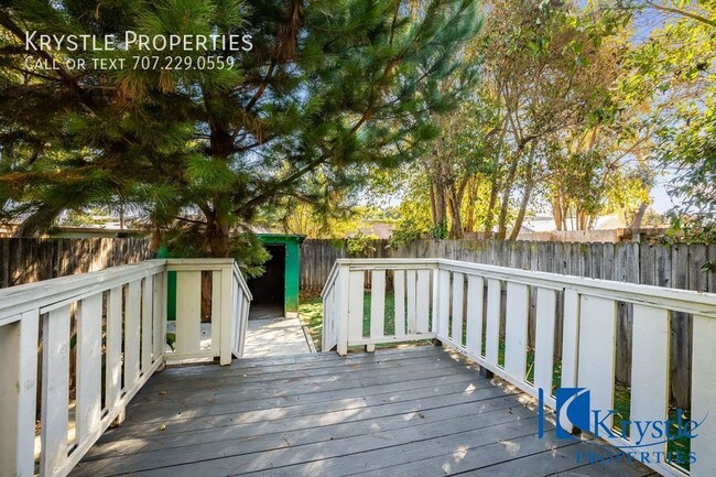 Building Photo - Cottage with yard and deck