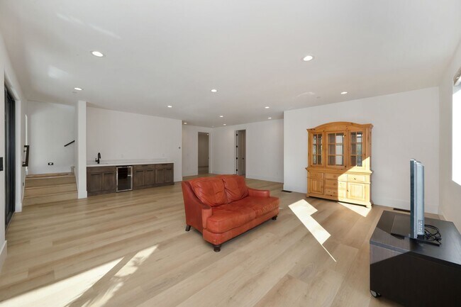 Building Photo - Waterfront 4 bed 4 bath 3,887 sq. ft.