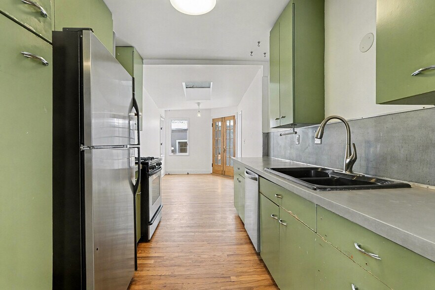 Kitchen - 2122 Hooker St