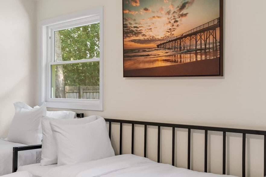 Building Photo - 608 S 21st Ave