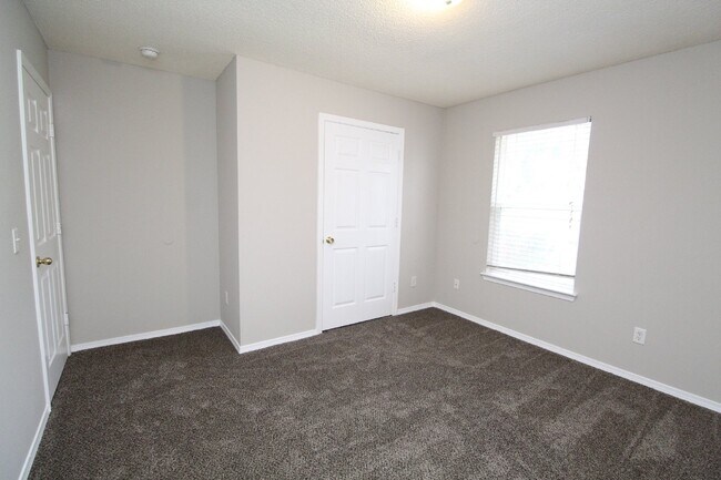 Building Photo - 3BR Gulf Breeze Home Zoned for Gulf Breeze High School with Open Living Area, Fenced Backyard & C...