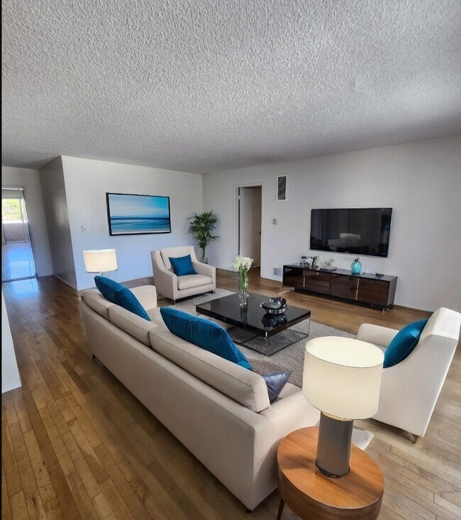 Building Photo - 400 Serrano Ave