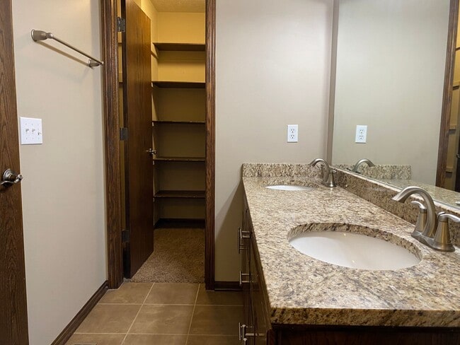 Building Photo - Gorgeous Elkhorn 4 Bed 3 Bath Home!
