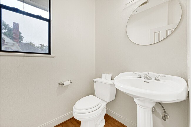 Building Photo - 2414 Calumet St