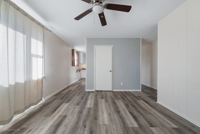 Building Photo - 1703 Pinewood Ln