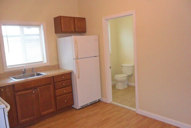 Building Photo - 848 Waverly St